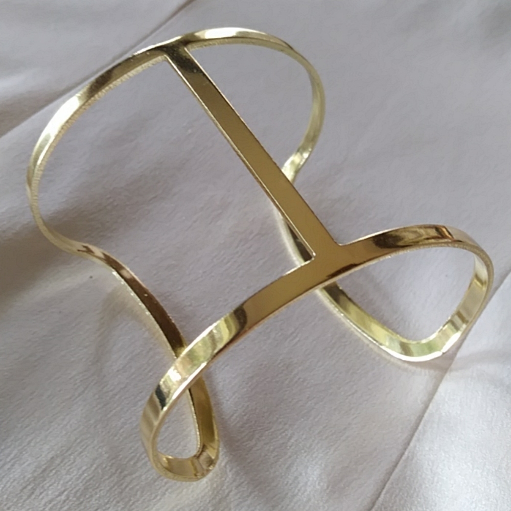 NWOT SIMPLE GOLD OPEN CUFF WIDE BANGLE